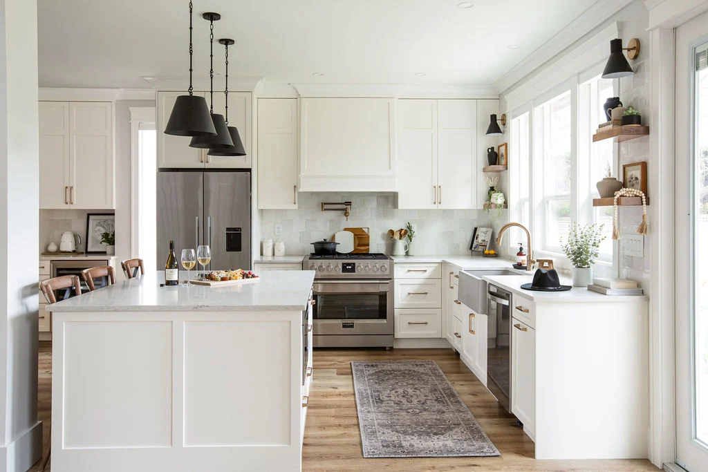 white-kitchen-cabinet