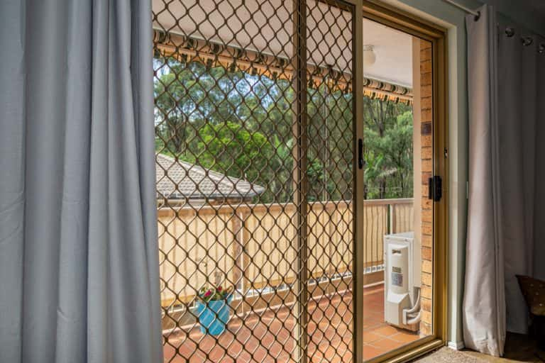 Hanging screen for sliding door